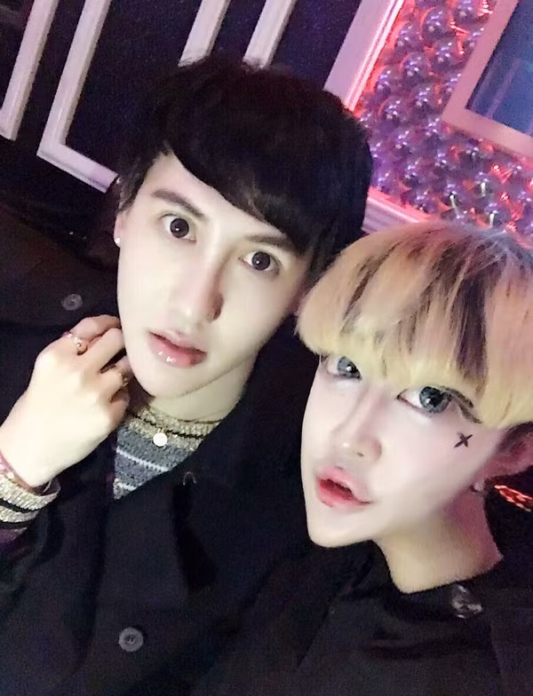 Tưởng là dị nhất rồi, nhưng so với hội bạn thân thì chàng trai mặt rắn còn bình thường lắm... - Ảnh 3. Tưởng là dị nhất rồi, nhưng so với hội bạn thân thì chàng trai mặt rắn còn bình thường lắm... - Ảnh 3.