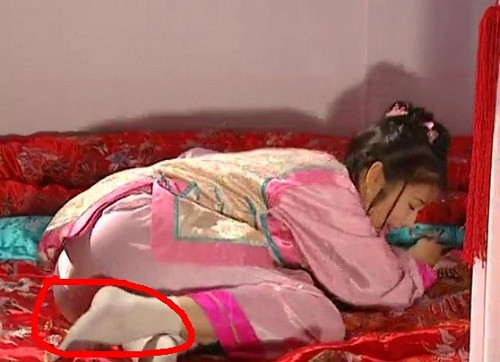 Tử Vy: "Tất này được nhập về cùng đợt với lô nước uống đóng chai của hoàng thượng". Tử Vy: Tất này được nhập về cùng đợt với lô nước uống đóng chai của hoàng thượng.