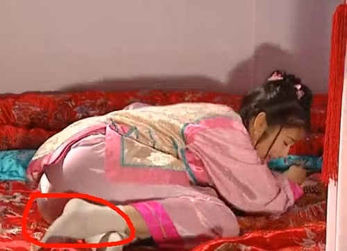 Tử Vy: Tất này được nhập về cùng đợt với lô nước uống đóng chai của hoàng thượng.