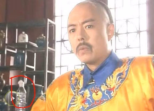 Trẫm thấy việc này hoàn toàn bình thường, uống nước đóng chai chẳng phải vừa tiện vừa an toàn sao?