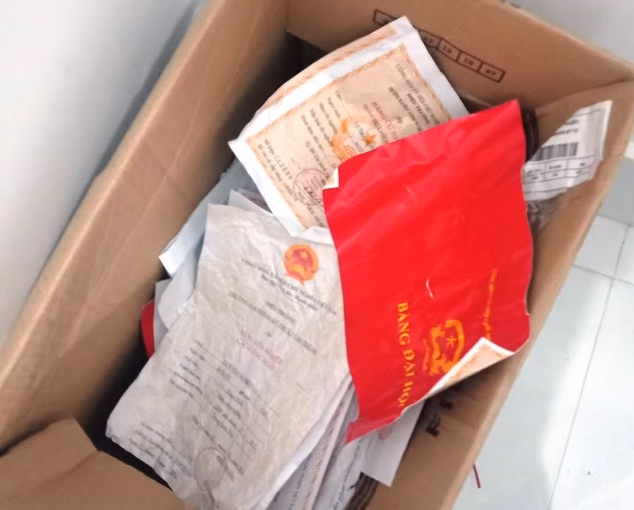 Các loại giấy tờ, bằng cấp bị lực lượng chức năng phát hiện.