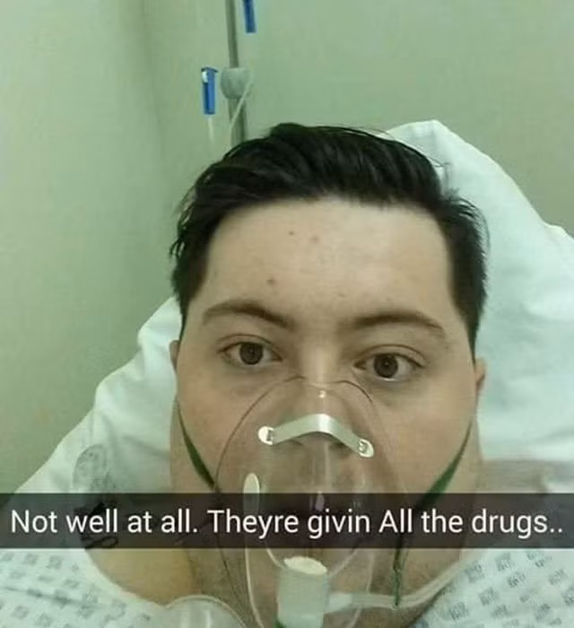 Fenn chụp hình selfie trên giường bệnh