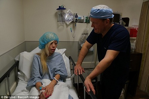 “Búp bê sống” gốc Hoa phẫu thuật để hoá “búp bê Tây” ảnh 3 “Búp bê sống” trải qua nhiều cuộc phẫu thuật để không còn bị chế giễu vì ngoại hình đậm chất châu Á