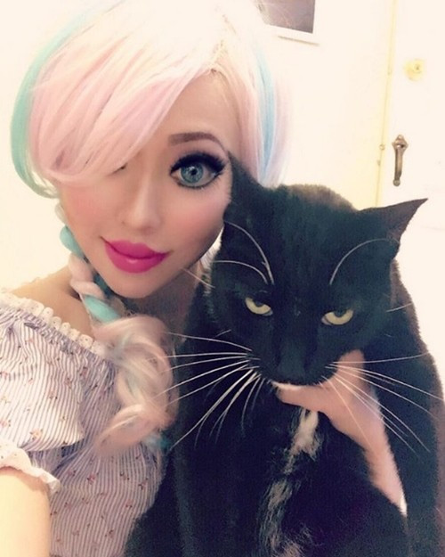 “Búp bê sống” gốc Hoa phẫu thuật để hoá “búp bê Tây” ảnh 5 Cô gái gốc Hoa khá hài lòng với cặp mắt rõ mí sau 3 tháng kể từ cuộc phẫu thuật cắt mí mắt