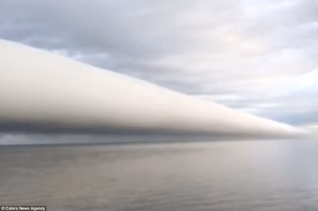 Kỳ lạ dải mây cuộn khổng lồ vắt ngang trời như ống nước