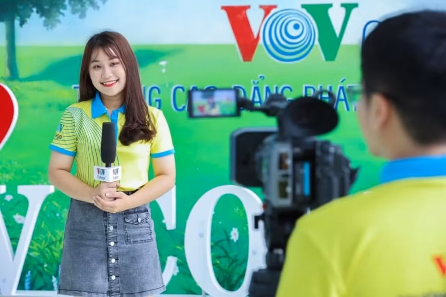 Khoa Báo chí và Truyền thông hiện đang tổ chức đào tạo trình độ cao đẳng hệ chính quy với hơn 500 sinh viên/năm Khoa Báo chí và Truyền thông hiện đang tổ chức đào tạo trình độ cao đẳng hệ chính quy với hơn 500 sinh viên/năm