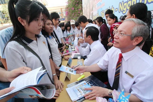 TS Trần Thế Hoàng - Trưởng phòng Quản lý đào tạo Trường ĐH Kinh tế TPHCM đang tư vấn ngành học cho học sinh