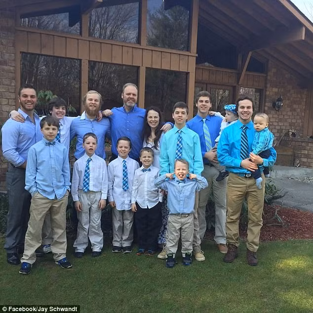 Đại gia đình nhà Schwandt chụp tại thời điểm trước khi con trai thứ 14 ra đời cách đây 2 năm.