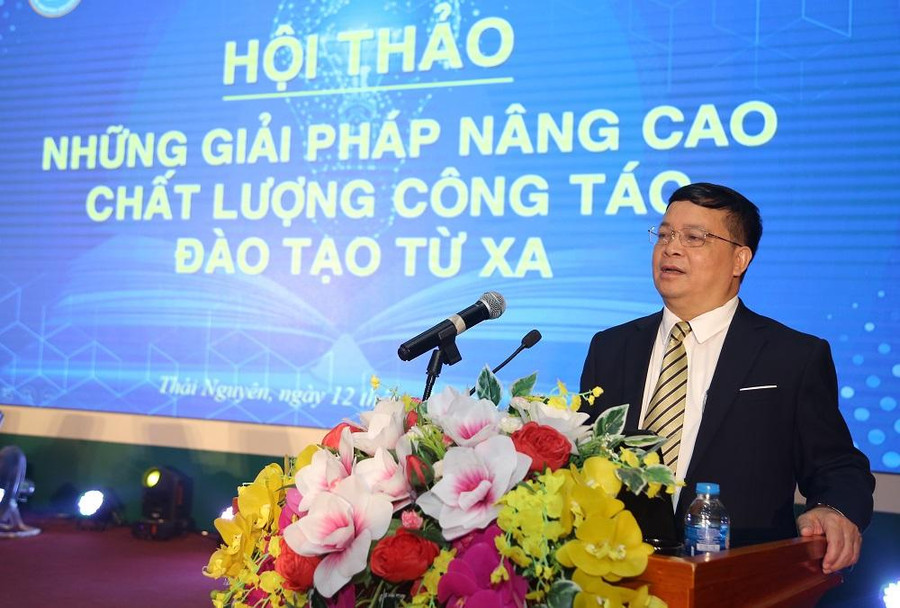 PGS.TS Nguyễn Hữu Công, Giám đốc Trung tâm đào tạo từ xa Đại học Thái Nguyên phát biểu tại Hội thảo.