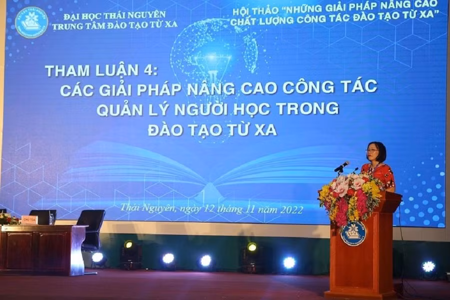 Các đại biểu trình bày tham luận.