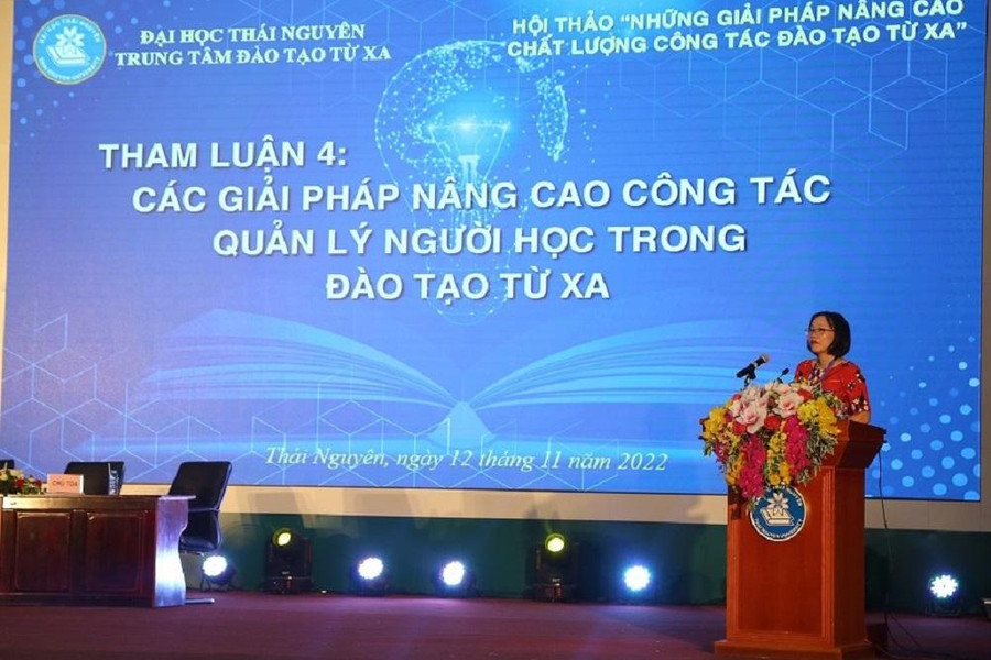 Các đại biểu trình bày tham luận.