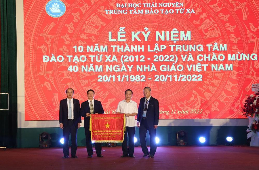 UBND tỉnh Thái Nguyên tặng cờ thi đua cho Trung tâm đào tạo từ xa Đại học Thái Nguyên. UBND tỉnh Thái Nguyên tặng cờ thi đua cho Trung tâm đào tạo từ xa Đại học Thái Nguyên.