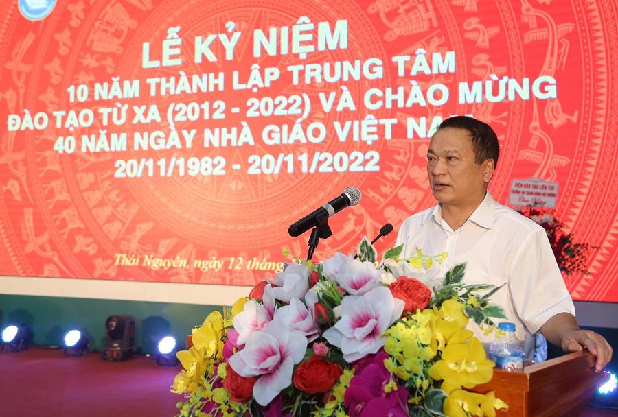 GS.TS Phạm Hồng Quang, Chủ tịch Hội đồng Đại học Thái Nguyên phát biểu chúc mừng. GS.TS Phạm Hồng Quang, Chủ tịch Hội đồng Đại học Thái Nguyên phát biểu chúc mừng.
