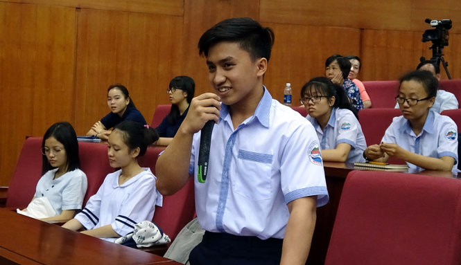 Một học sinh trường THPT Minh Đạm đặt câu hỏi với GS Ngô Bảo Châu - Ảnh: ĐÔNG HÀ GS Ngô Bảo Châu: