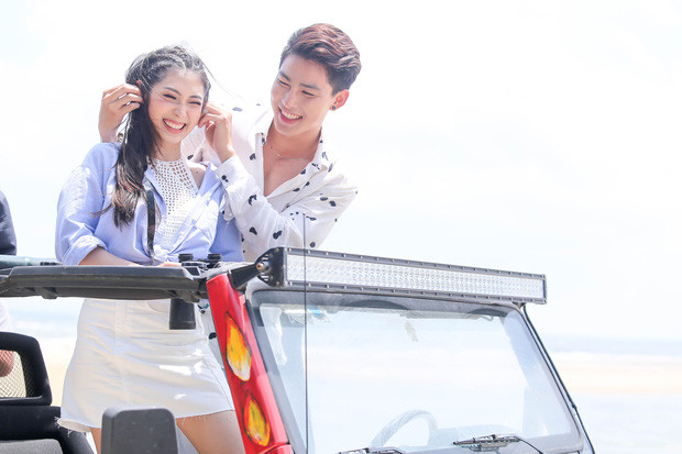 Trong MV mới, Khổng Tú Quỳnh biến hóa với rất nhiều phong cách thời trang cá tính và cả những bộ trang phục quyến rũ "bỏng mắt". MV sẽ ra mắt vào ngày 12/8/2017. 