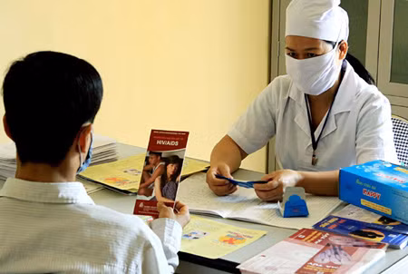 Tư vấn sử dụng thuốc cho người nhiễm HIV