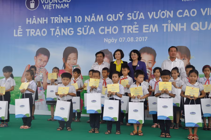  Bà Đặng Thị Ngọc Thịnh – Ủy viên Ban Chấp hành Trung ương Đảng, Phó Chủ tịch nước Cộng hòa Xã hội Chủ nghĩa Việt Nam trao tặng sữa cho học sinh Quảng Nam.