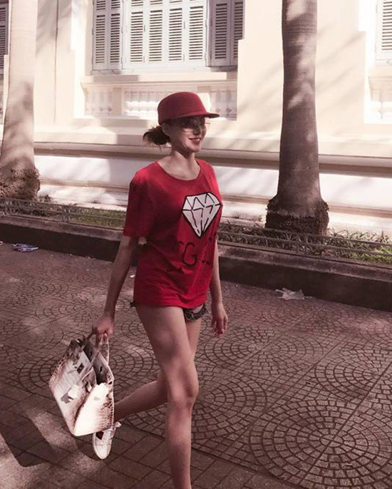 Những chiếc áo phông người dân bình thường không bao giờ dám mặc ảnh 5 Chiếc áo này nằm trong bộ sưu tập Gucci Ghost với hình kim cương và logo hai chữ G đối nghịch đặc trưng. Giá bán của nó khoảng 10,3 triệu đồng.