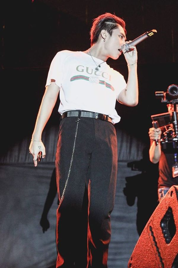 Những chiếc áo phông người dân bình thường không bao giờ dám mặc ảnh 8 Chỉ với hình in đơn giản trên thân áo, chiếc T-shirt trắng của Gucci vẫn có thể khiến giới mộ điệu rung rinh. Sản phẩm này được hãng bán với giá 590 USD (tương đương 13,4 triệu đồng), tuy đắt đỏ nhưng đã cháy hàng ở nhiều nơi.