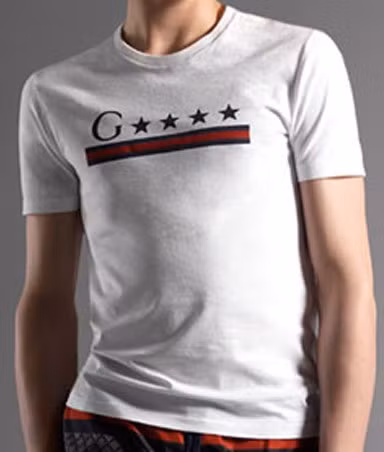  Chiếc áo mang thương hiệu Gucci của Ý có giá 2.000 USD (khoảng 45 triệu đồng) 