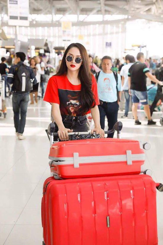 Những chiếc áo phông người dân bình thường không bao giờ dám mặc ảnh 9 Mẫu áo phông đỏ in hình cô gái của Gucci có giá gần 15 triệu đồng.