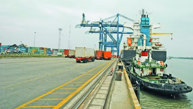 Cảng Cát Lái (TPHCM) là cảng nước sâu, cảng quốc tế với khả năng đón tàu hàng có tải trọng hàng chục ngàn tấn cập cảng