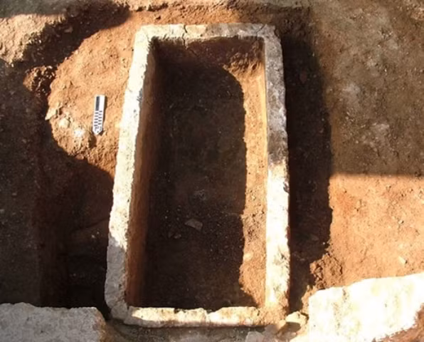 Một ngôi mộ 2.800 năm tuổi được phát hiện tại thành phố cổ Corinth, Hy Lạp. 