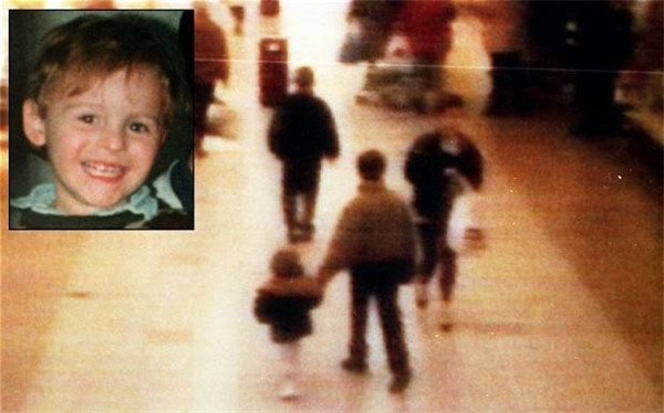 Đây là tấm ảnh được cắt ra từ camera theo dõi, cho thấy một cậu bé đang dắt theo một em nhỏ mà ai cũng tưởng là hai anh em. Nhưng thật ra, cậu bé con đang được nắm tay dẫn đi ấy có tên là James Bulger (trong ảnh phóng to) đang bị bắt cóc và bị giết chết không lâu sau đó tại một miền quê ở nước Anh bởi hai cậu bé 10 tuổi.