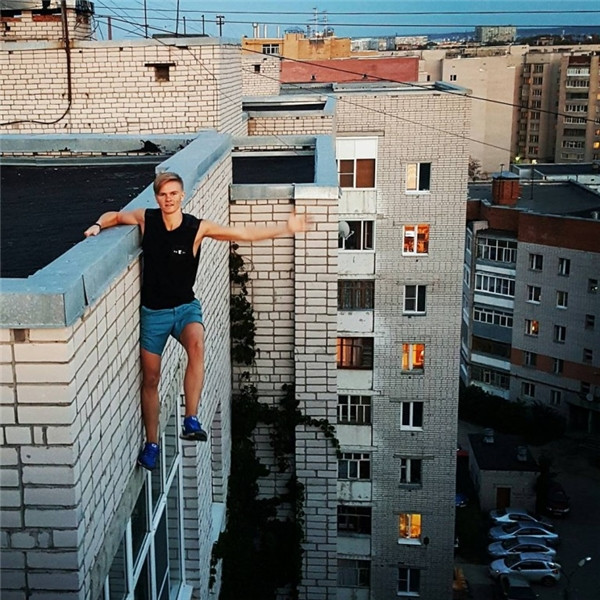 Anh chàng người Nga Andrey Retrovsky chụp bức ảnh này để đăng lên Instagram. Chỉ 10 giây sau, anh rơi xuống đất và tử nạn. Anh chàng người Nga Andrey Retrovsky chụp bức ảnh này để đăng lên Instagram. Chỉ 10 giây sau, anh rơi xuống đất và tử nạn.