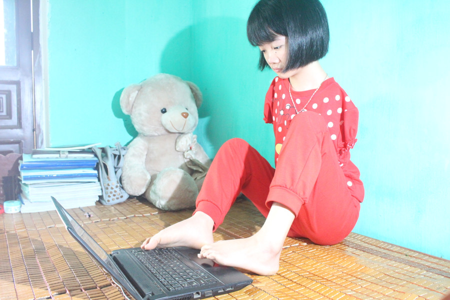 Nữ sinh khuyết tật có nghị lực phi thường
