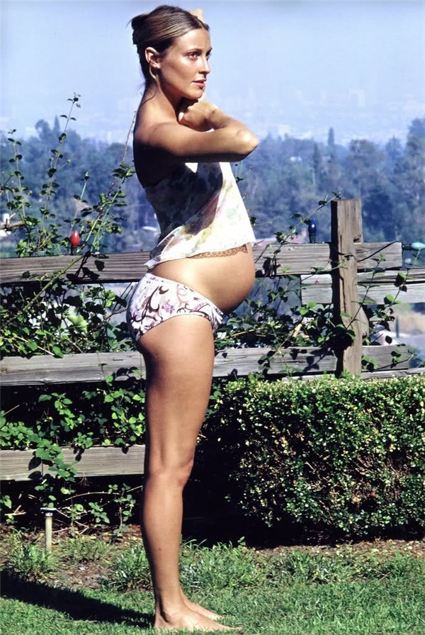 Nữ diễn viên Sharon Tate chụp tấm ảnh này trong sân vườn nhà mình ở Los Angeles vào một ngày tháng 08 năm 1969. Ngay trong đêm đó, cô bị sát hại bởi các thành viên của nhóm sát nhân gia đình Manson Family do tên tội phạm Charles Manson cầm đầu. Nữ diễn viên Sharon Tate chụp tấm ảnh này trong sân vườn nhà mình ở Los Angeles vào một ngày tháng 08 năm 1969. Ngay trong đêm đó, cô bị sát hại bởi các thành viên của nhóm sát nhân gia đình Manson Family do tên tội phạm Charles Manson cầm đầu.