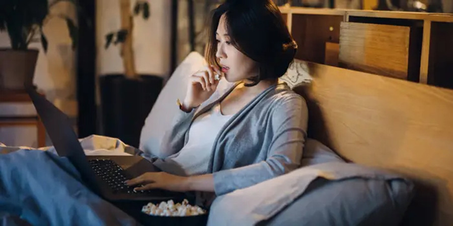 Bạn sẽ không ngừng tăng cân chỉ bằng cách đi ngủ ngay sau khi ăn. (Ảnh: ITN)