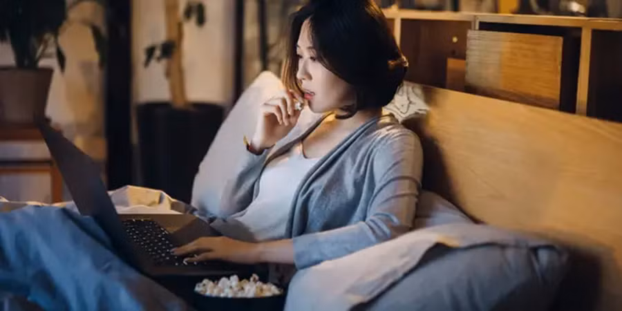 Bạn sẽ không ngừng tăng cân chỉ bằng cách đi ngủ ngay sau khi ăn. (Ảnh: ITN)