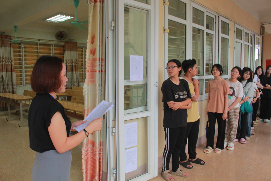 Các thí sinh tại điểm thi trường THPT Lương Ngọc Quyến, TP Thái Nguyên. Các thí sinh tại điểm thi trường THPT Lương Ngọc Quyến, TP Thái Nguyên.