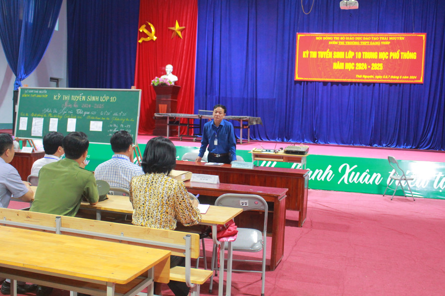 Đoàn kiểm tra do Phó Chủ tịch Thường trực UBND tỉnh Thái Nguyên Đặng Xuân Trường làm việc tại trường THPT Gang Thép.