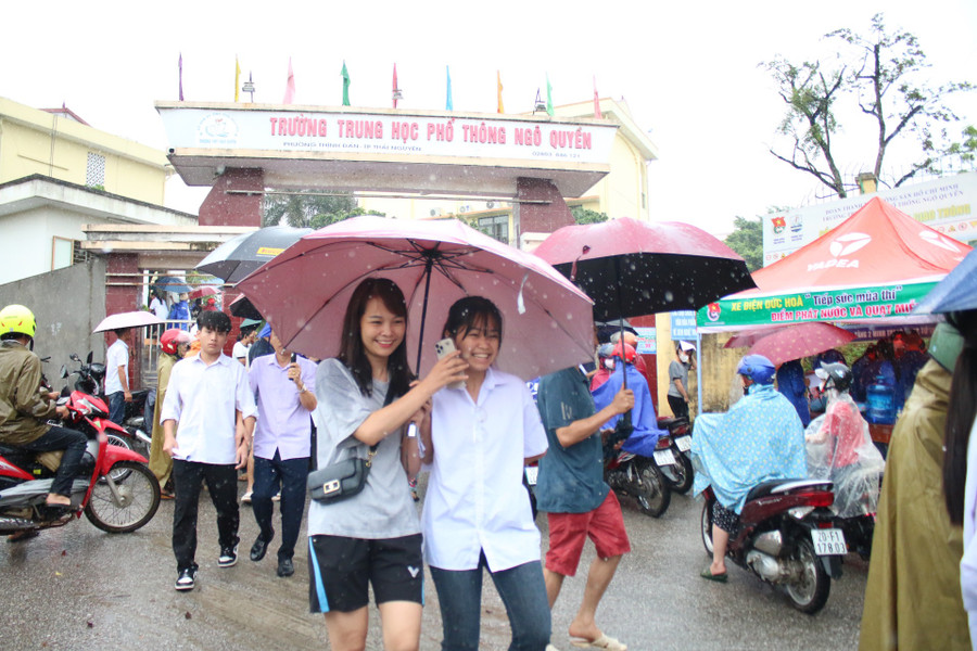 Gần 17.500 thí sinh Thái Nguyên hoàn thành môn thi đầu tiên trong mưa.