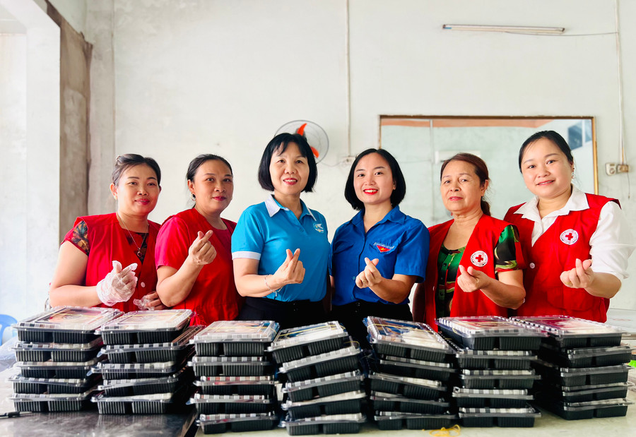 Huyện Định Hóa đã chuẩn bị chu đáo các suất ăn để phát cho các thí sinh trưa ngày 6/6. Huyện Định Hóa đã chuẩn bị chu đáo các suất ăn để phát cho các thí sinh trưa ngày 6/6.