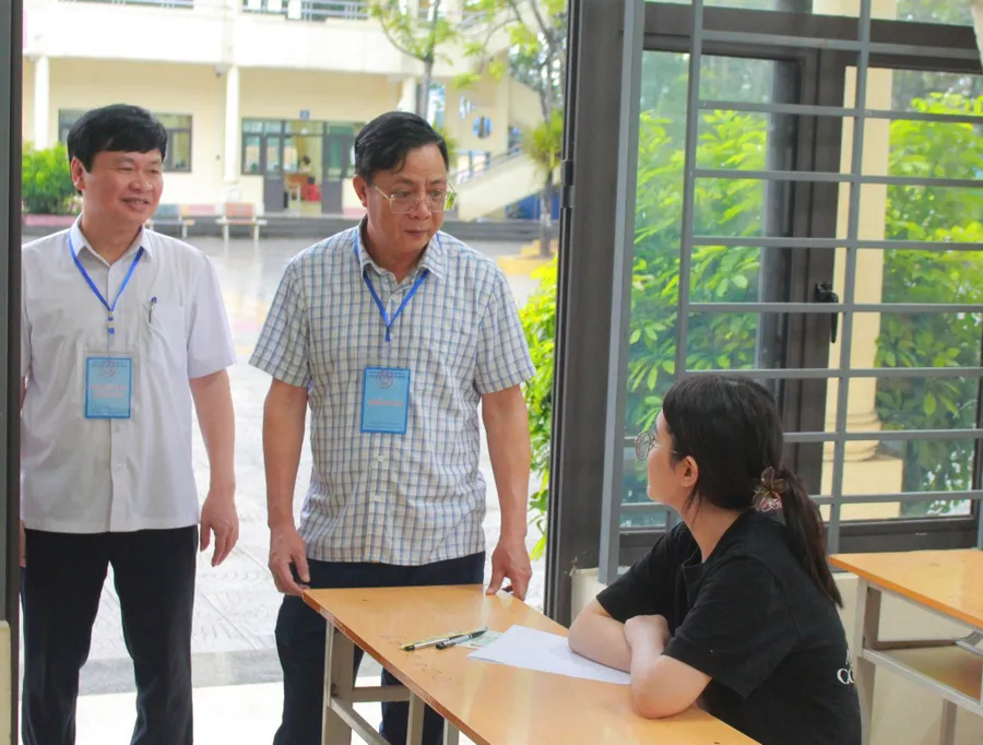 Lãnh đạo tỉnh Thái Nguyên động viên thí sinh tham dự kỳ thi vào lớp 10.