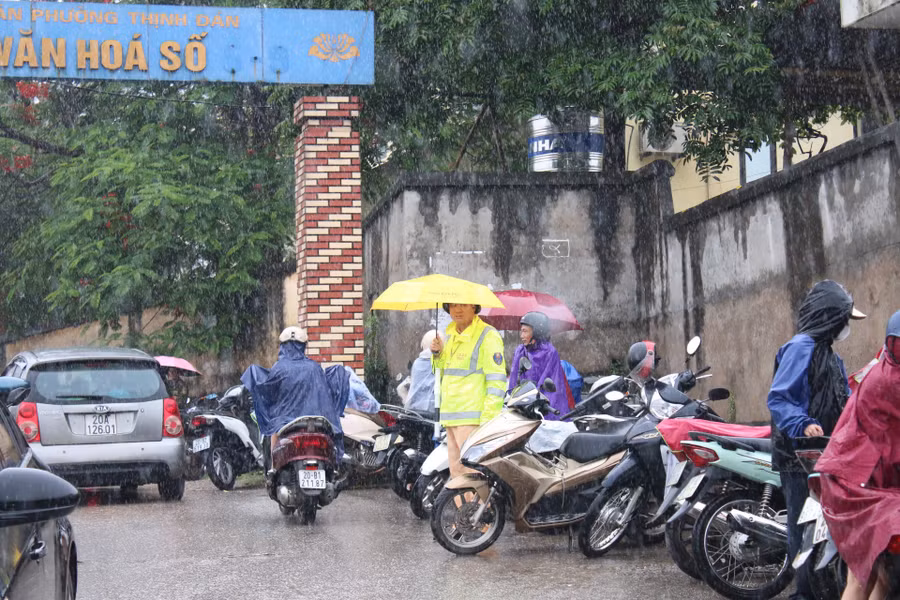 Lực lượng công an có mặt từ rất sớm tổ chức phân luồng giao thông.