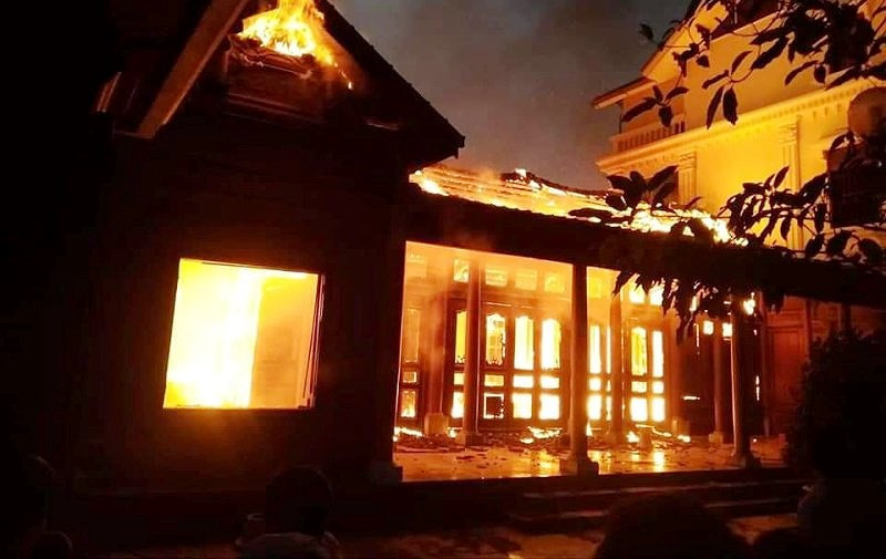 Cháy nhà gỗ tiền tỉ nghi do thắp hương sau Tết - ảnh 1