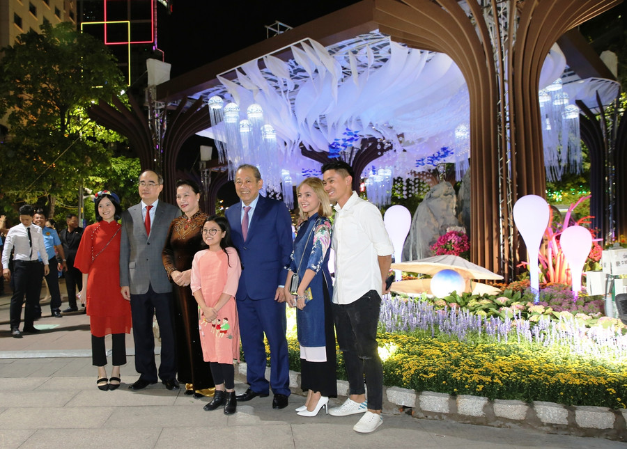 Chủ tịch Quốc hội, Phó Thủ tướng, Bí thư Thành ủy TPHCM chung vui cùng người dân. Ảnh: VGP/Mạnh Hùng. Chủ tịch Quốc hội, Phó Thủ tướng, Bí thư Thành ủy TPHCM chung vui cùng người dân. Ảnh: VGP/Mạnh Hùng.