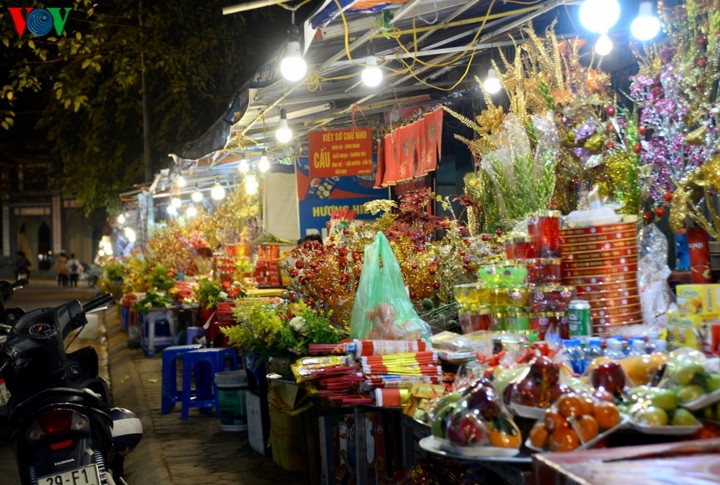 Các gian hàng tại phủ Tây Hồ đã được trang hoàng, chuẩn bị sẵn sàng để đón các vị khách đầu năm.