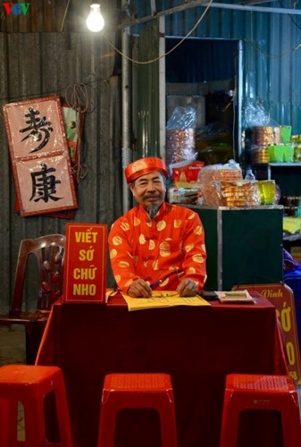 Nhiều ông đồ khoác lên mình trang phục đậm chất Tết.