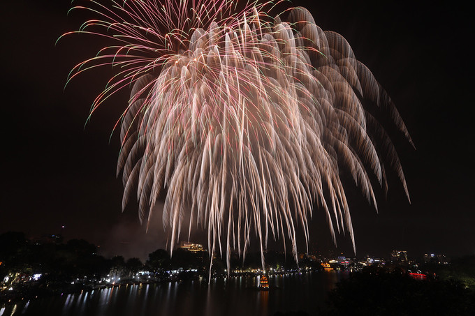 Pháo hoa rực sáng trên bầu trời Hà Nội ảnh 4 Pháo hoa rực sáng trên bầu trời Hà Nội