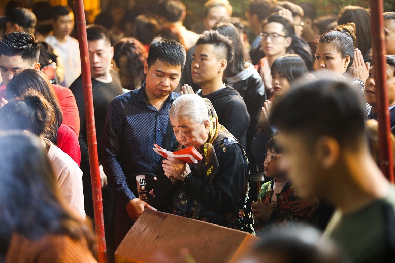 Cụ bà cầu bình an cho gia đình. Cụ bà cầu bình an cho gia đình.