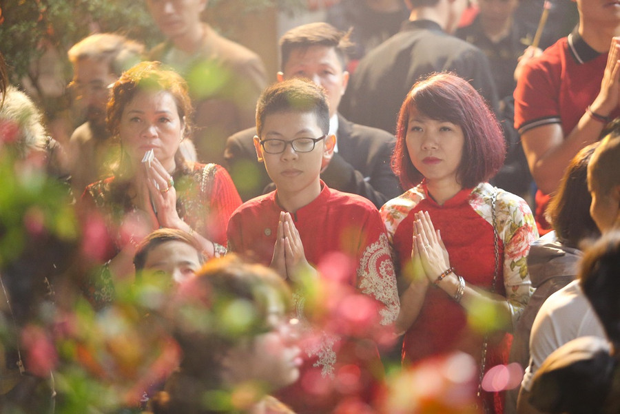 Đến chùa cầu bình an sau giao thừa đã trở thành một thói quen của nhiều gia đình ở Hà Nội.