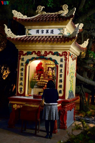 Người dân viết sớ, vào Phủ cầu một năm mới bình an.