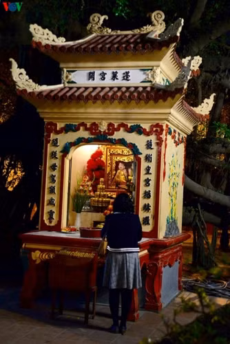 Người dân viết sớ, vào Phủ cầu một năm mới bình an. Người dân viết sớ, vào Phủ cầu một năm mới bình an.