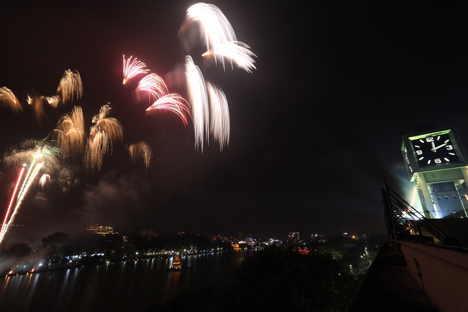 Pháo hoa rực sáng trên bầu trời Hà Nội ảnh 2 Pháo hoa rực sáng trên bầu trời Hà Nội