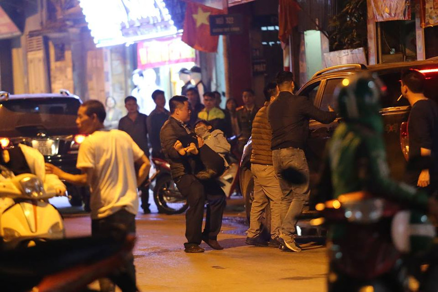 Người phụ nữ ở cùng đối tượng trong nhà được bế ra trong tình trạng kiệt sức. Người phụ nữ ở cùng đối tượng trong nhà được bế ra trong tình trạng kiệt sức.